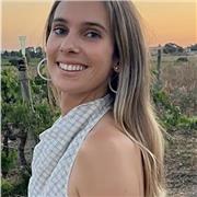 Profesora licenciada en magisterio infantil y primaria, especializada en mención inglesa y audición y lenguaje.